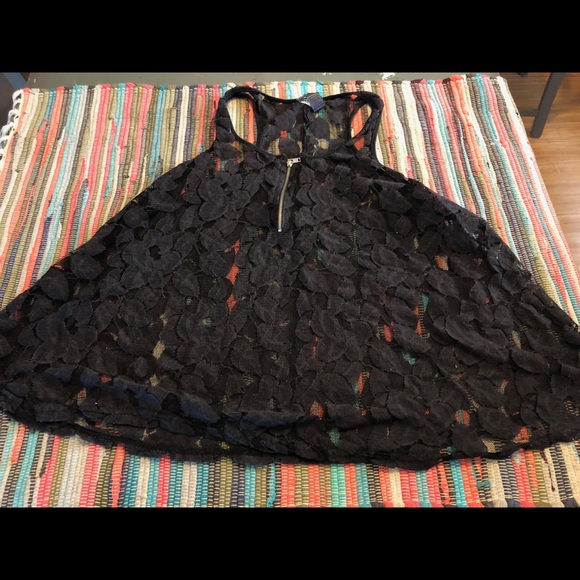 🌟3 for $20🌟 Lace Leaf Print Tank - Picture 2 of 3